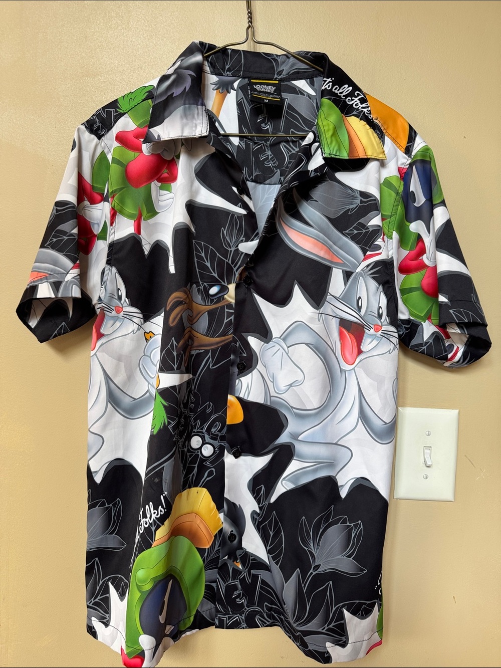 Looney Tunes Bugs Bunny Graphic Short-Sleeve Button-Up Shirt - M